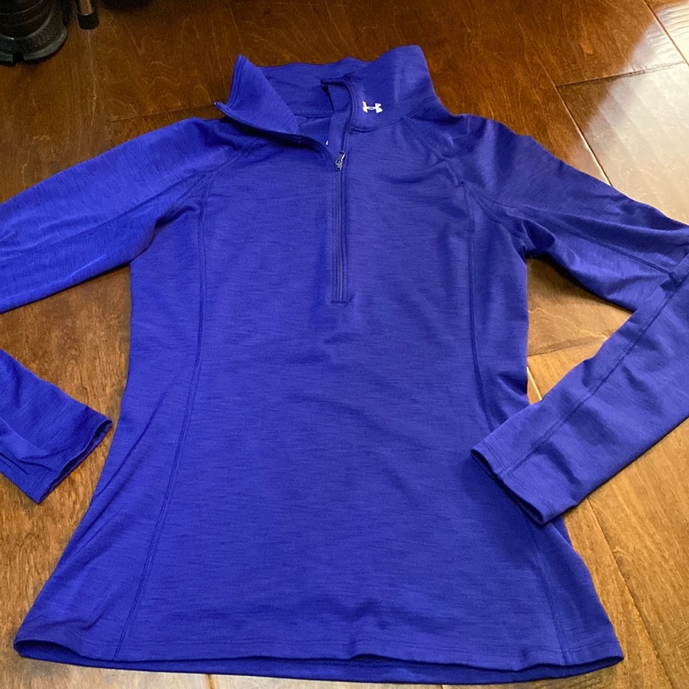 Women’s size small under Armour long sleeve cold gear shirt